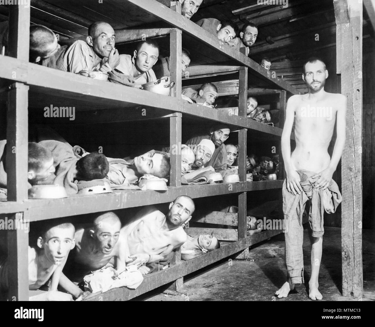 Konzentrationslager Buchenwald am 16. April 1945. Elie Wiesel, der später den Friedensnobelpreis 1986 erhalten hat, ist der 7. Person von links in der zweiten Zeile von unten. Stockfoto
