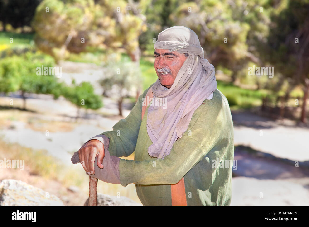 NAZARETH, Israel - 24. April: Mann verkleidet als ersten Jahrhundert herder neigt dazu, seine Herde in Nazareth Village, eine Darstellung des Lebens zur Zeit Jesu Stockfoto