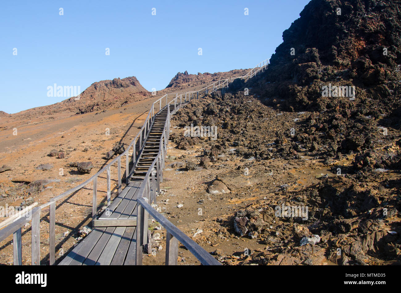 Treppen auf kargen Vulkaninsel. Draußen Abenteuer Wanderung in Remote-Bartolome Insel, Galapagos, Ecuador. Stockfoto