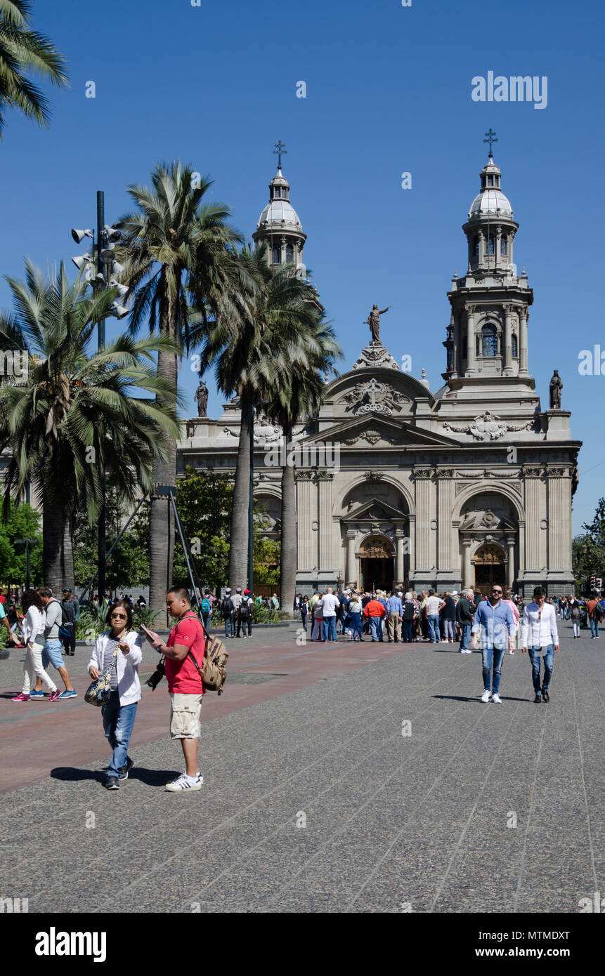Touristen und Einheimische genießen einen Sommertag auf der Plaza de Armas und der Kathedrale Santiago Metropolitan - Santiago, Chile. Stockfoto
