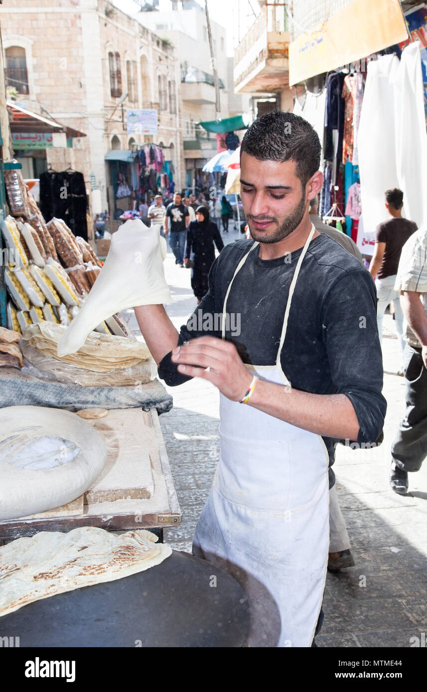 BETHLEHEM, Israel - 28. April: Bäcker das Brot auf der Bethlehem Straße auf traditionelle Weise, 28. April 2012. Bethlehem, Palästina, Israel Stockfoto