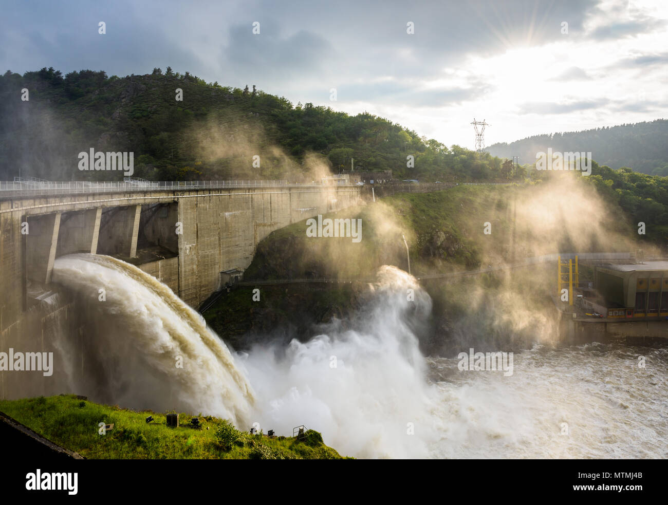 Saint-Just-Saint-Rambert, Frankreich - 15. Mai 2018: Die grangent Dam, während einer Wasserabgabe bei Sonnenuntergang zu sehen, ist eine konkrete Bogenstaumauer 1957 erbaut auf dem Stockfoto