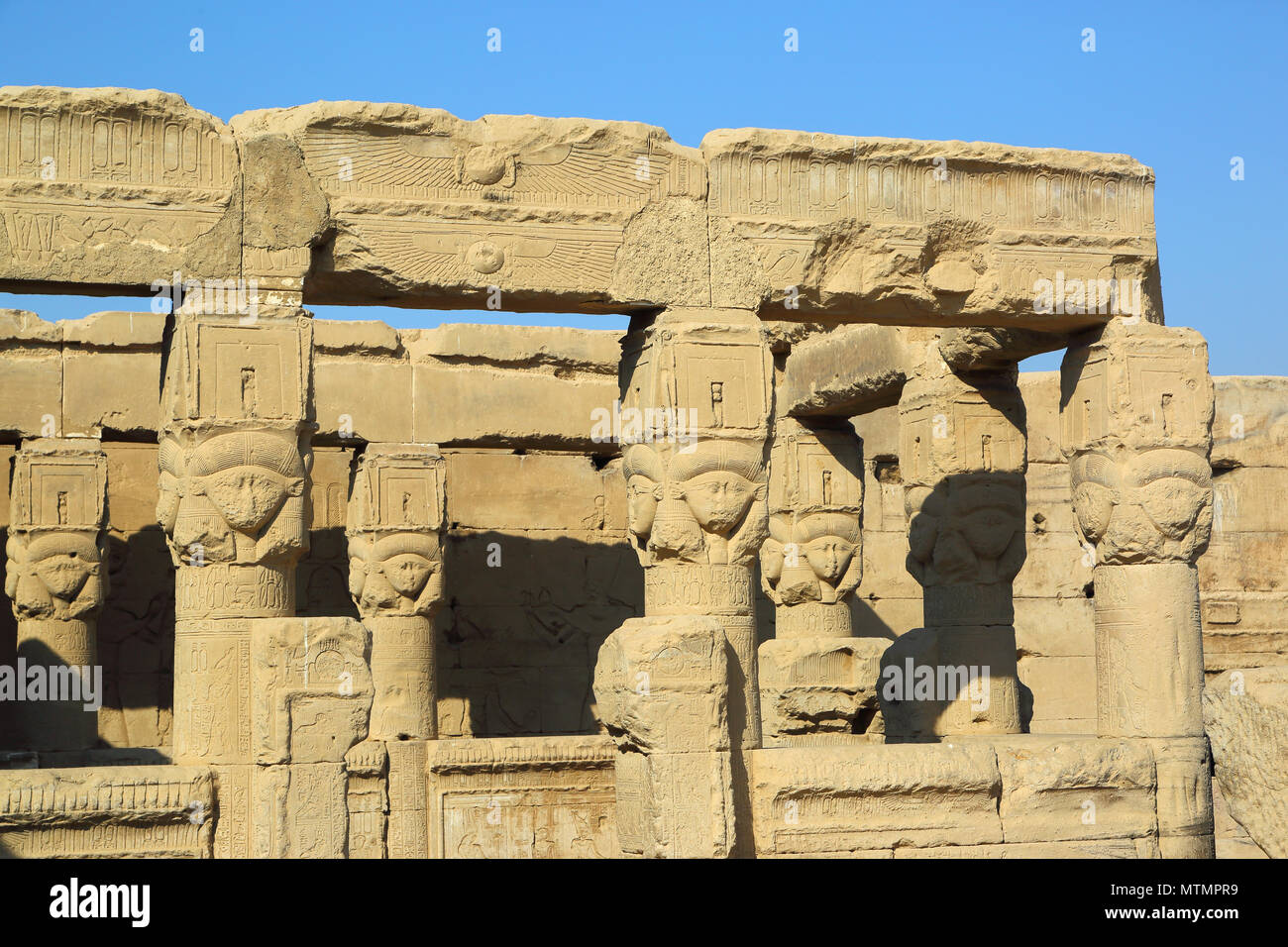 Alte ägyptische Hathor-Skulpturen im Tempel von Dendera Stockfoto