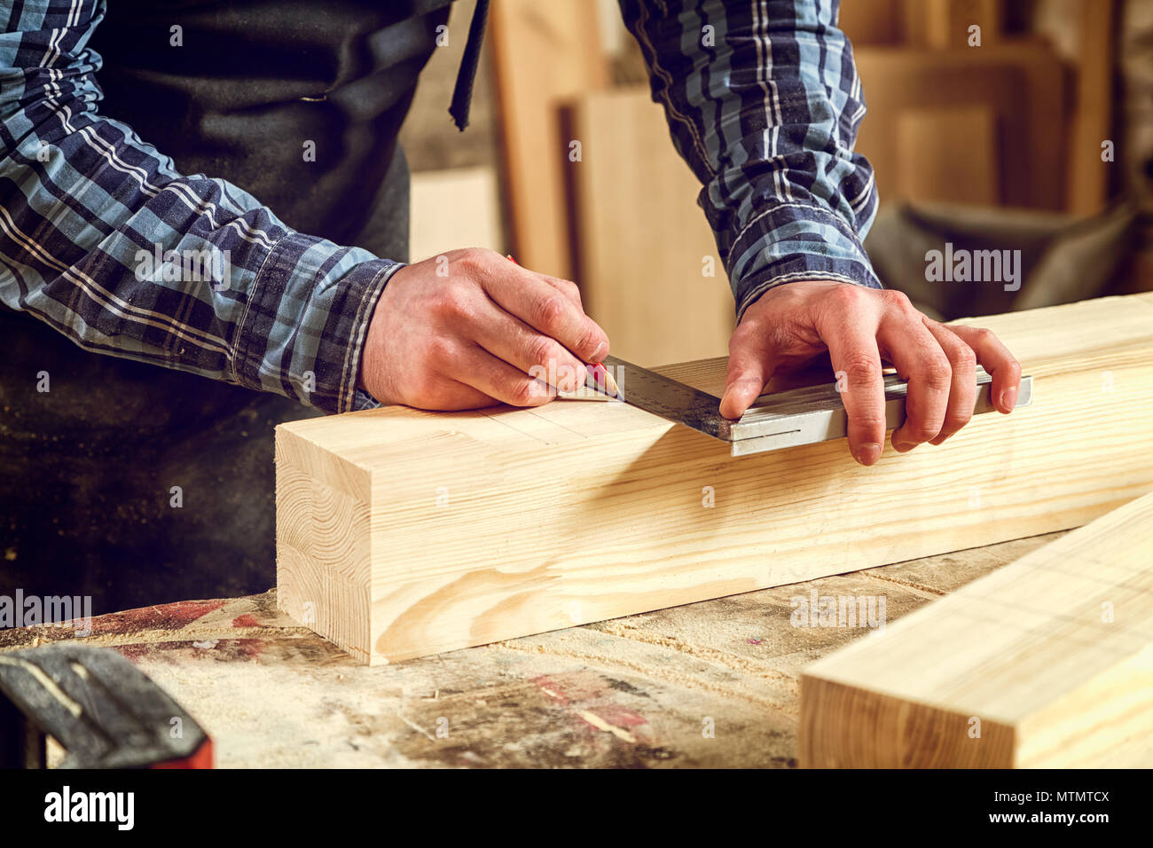 Close Up Des Handwerkers Hände In Handschuhe Messen Holzbrett Mit