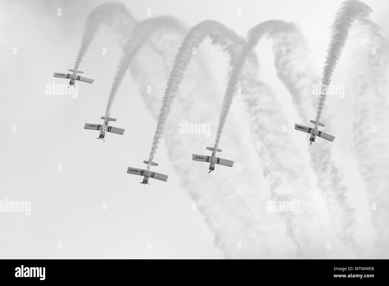 Flugzeuge tun Stunts bei einer Airshow. Stockfoto