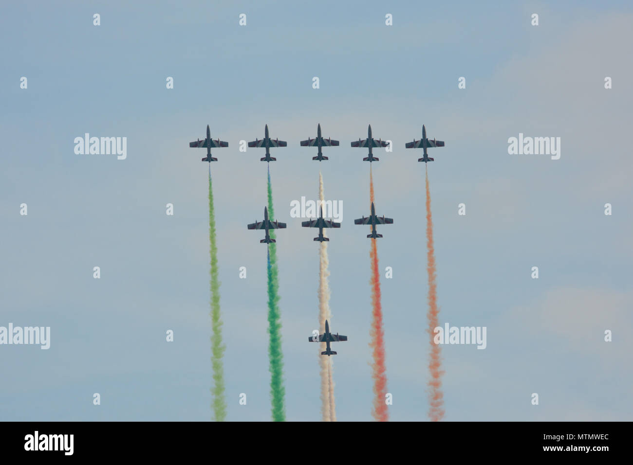 Flugzeuge tun Stunts bei einer Airshow. Stockfoto