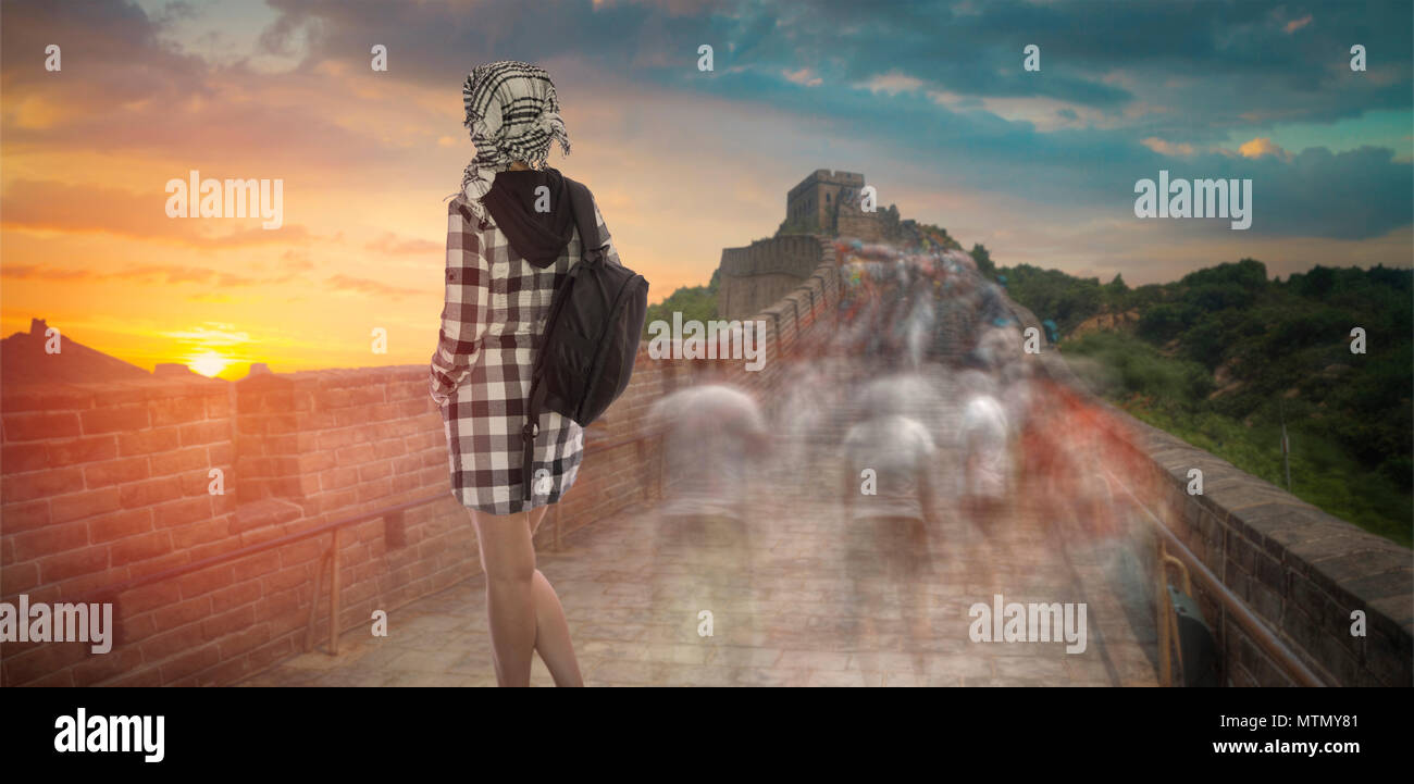 Eine Frau mit einem Rucksack reisen entlang der Großen Mauer von China. Stockfoto