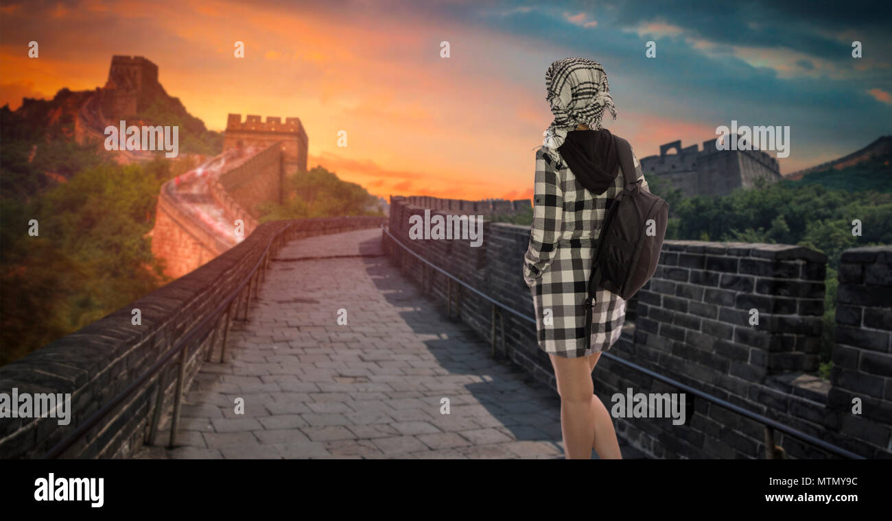Eine Frau mit einem Rucksack reisen entlang der Großen Mauer von China. Stockfoto