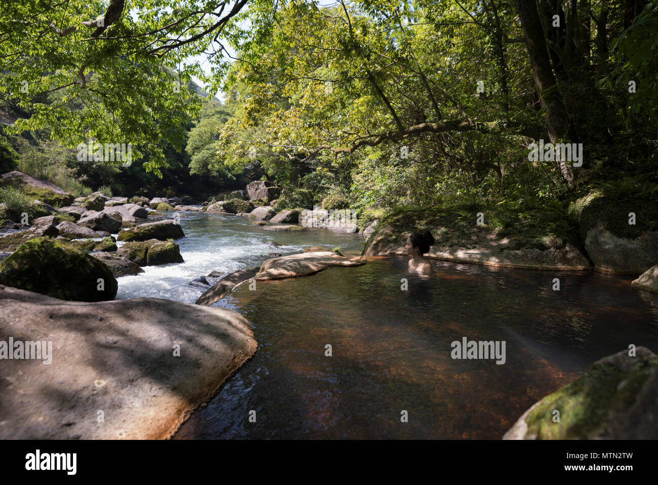 Frau Baden im Freien Onsen/heiße Quelle bei Myoken Ishikaraso, Kirishima, Kyushu, Japan Stockfoto