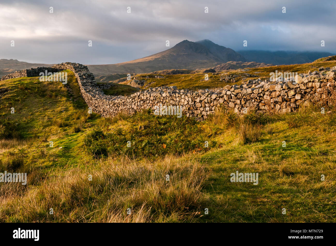 Sunset View der Hardknott Roman Fort im englischen Lake District und den Scafell Bergkette im Hintergrund. Stockfoto