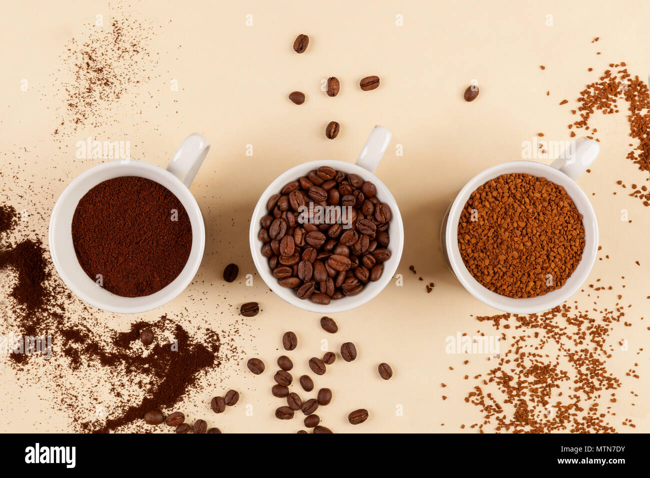 Verschiedene Arten von Kaffee, Instant und Bohnen in drei Tassen von oben. Stockfoto