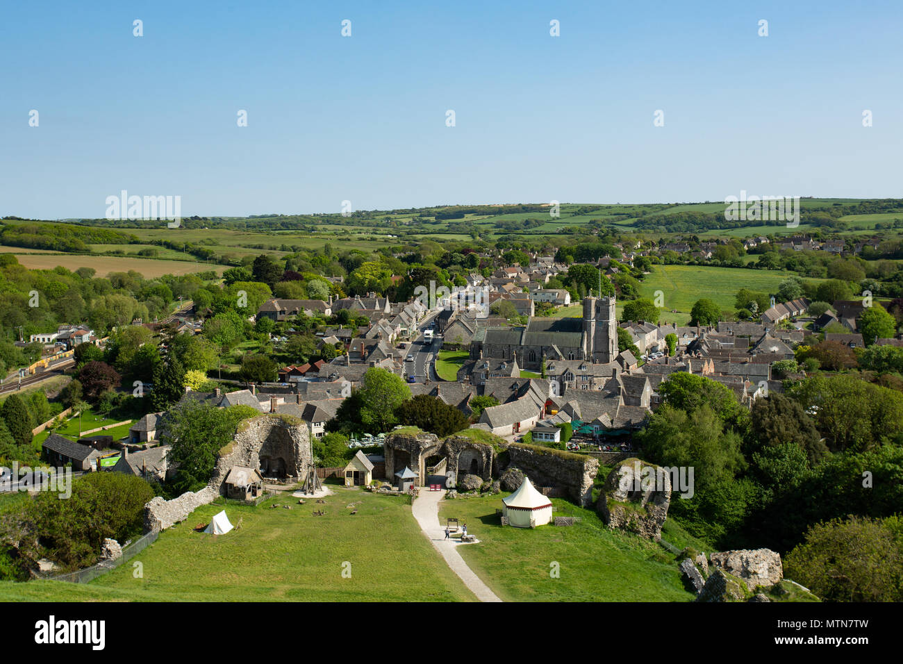 Luftbild von Corfe Castle Dorf in Dorset, Großbritannien Stockfoto