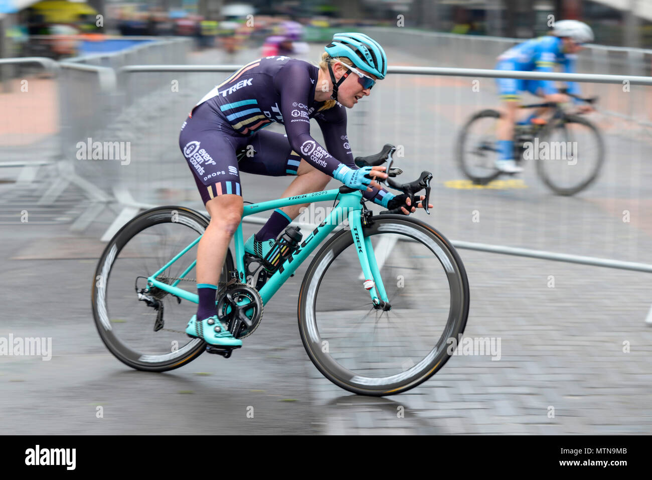 Lucy Shaw von Trek lässt das Rennen beim Elite-Radrennen der OVO Energy Tour Series 2018 in Wembley, London, UK, fallen. Runde 7 Radrennen Stockfoto