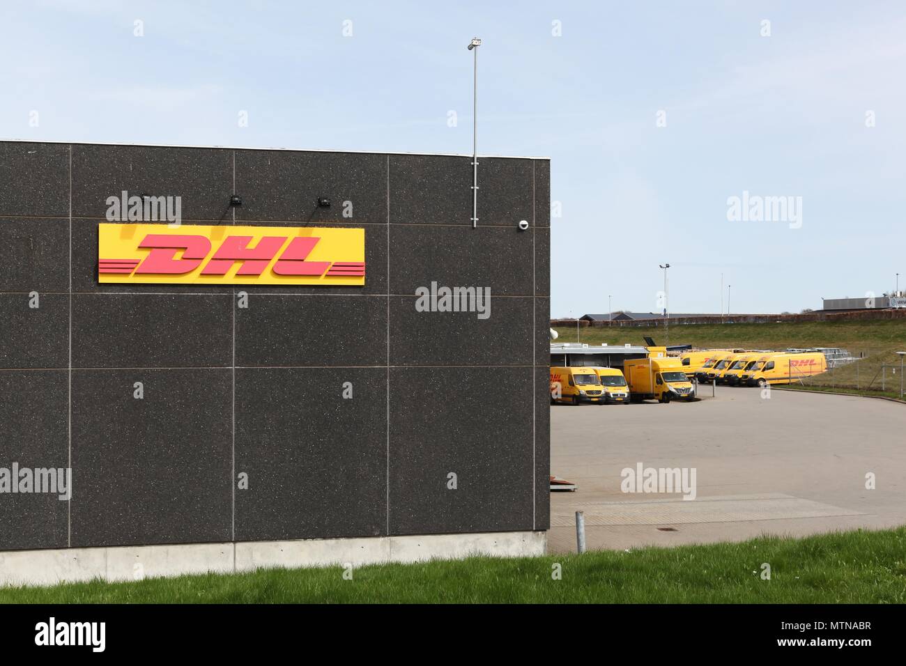 Stillen, Dänemark - 22 April, 2018: DHL- und Lagergebäudes. DHL Express ist eine Abteilung des deutschen Logistikunternehmen Deutsche Post DHL Stockfoto