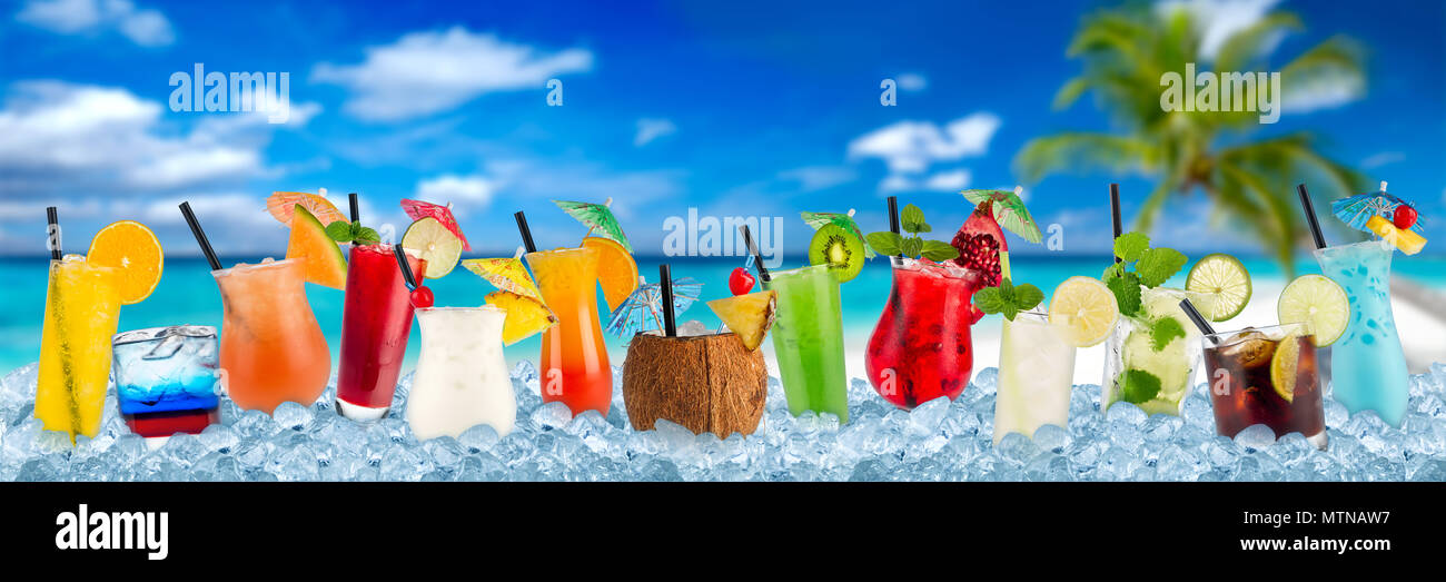 Zeile mit verschiedenen bunten Cocktails und Long Drink Getränke in Crushed ice cubes auf tropischen Palm Beach Ocean Paradise Hintergrund isoliert Stockfoto