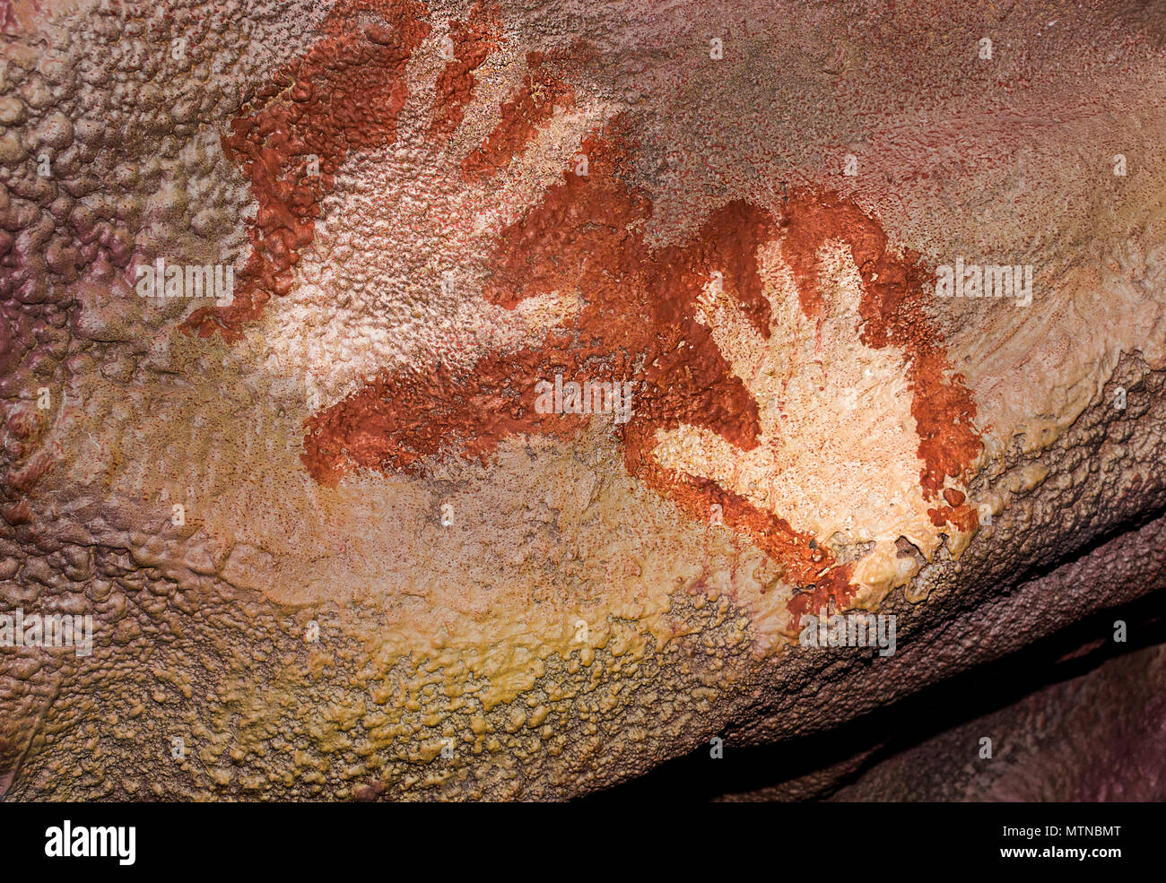 Caceres, Spanien - 27. Mai 2018: Maltravieso Höhle Replik mit Neandertalern vier Finger der Hand - Druckt, Caceres, Spanien Stockfoto