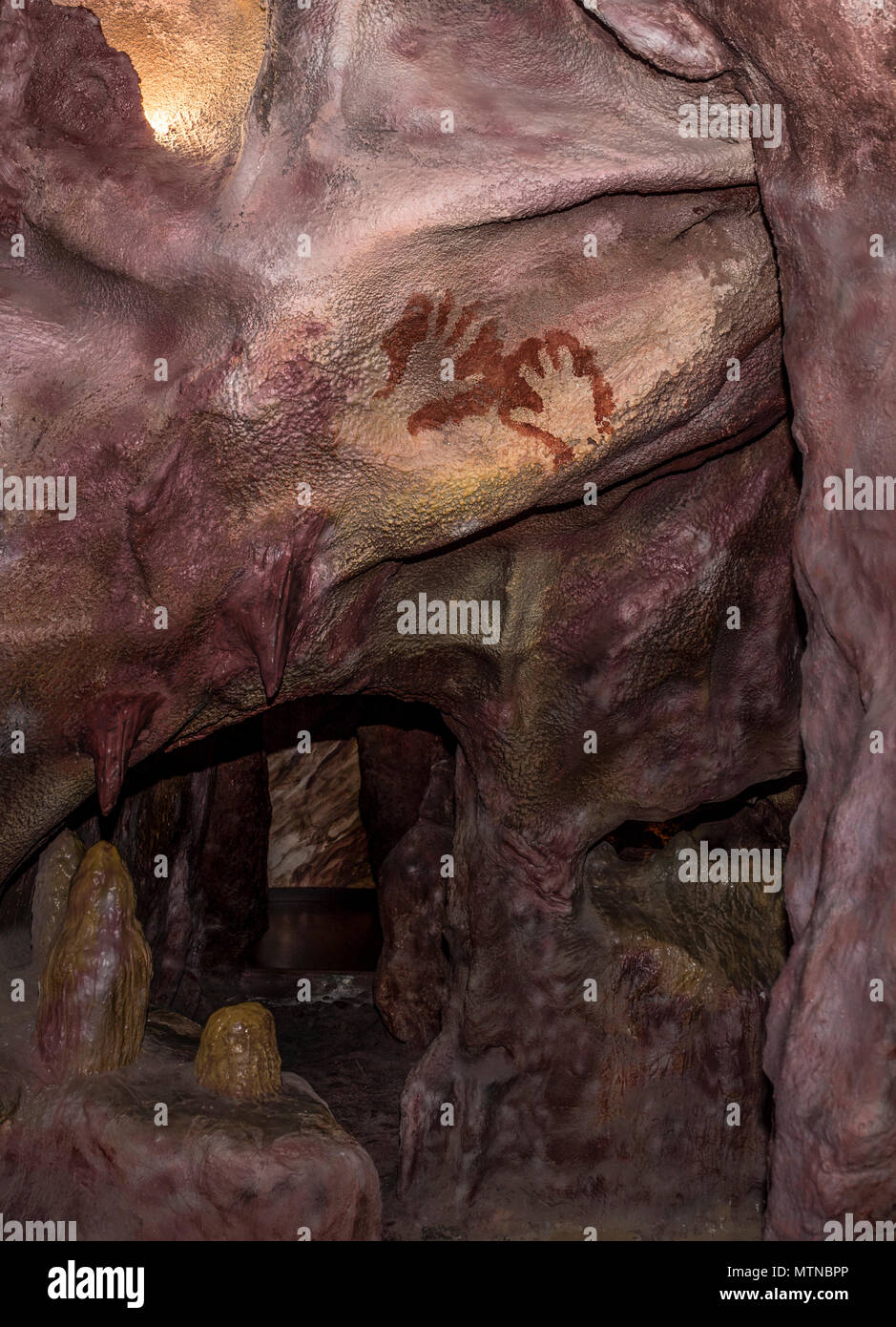 Caceres, Spanien - 27. Mai 2018: Maltravieso Höhle Replik mit Neandertalern vier Finger der Hand - Druckt, Caceres, Spanien Stockfoto