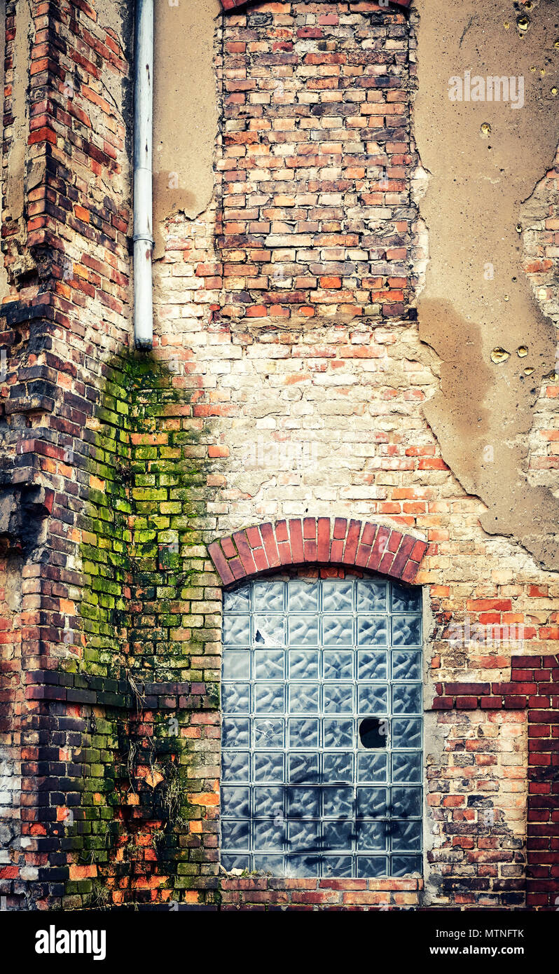 Alten Backsteingebäude an der Wand, Farbe getonte Bild abgerissen. Stockfoto