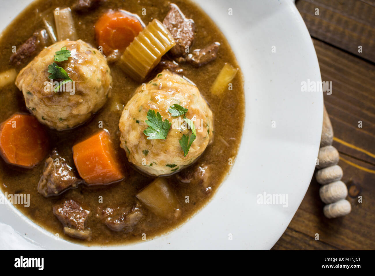 Eintopf mit Wild- und Speck Zwiebel Knödel Stockfoto