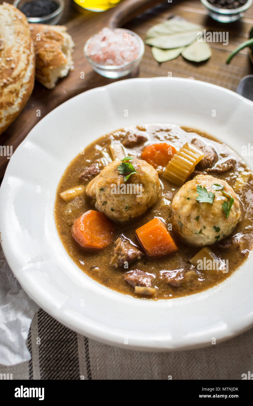 Eintopf mit Wild- und Speck Zwiebel Knödel Stockfoto