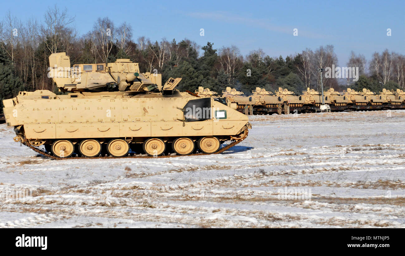 Ein Bradley Fighting Fahrzeug über das Gelände bewegt, als US-Soldaten, 1st Battalion, 14th Infantry Regiment, 3. gepanzerte Brigade Combat Team, Fahrzeuge des Schienenkopfes in Zagan, Polen, 11. Januar 2017 entladen. Die Ankunft der dritten Arm. Bde. Cmbt. Tm., 4. Inf. Div., markiert den Beginn der back-to-back Drehungen von gepanzerten Brigaden in Europa als Teil der Atlantischen lösen. Die Fahrzeuge und Ausrüstungen, in Höhe von insgesamt mehr als 2.700 Stücke, wird Polen für die Zertifizierung vor der Bereitstellung in Europa für den Einsatz in Training mit Partner Nationen geliefert werden. Diese Drehung wird Abschreckung Funktionen in t verbessern Stockfoto