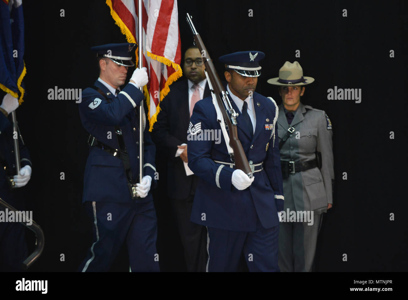 Tech Sgt. James Bavaro, Tech Sgt. Jason Rios, Staff Sgt. Michael Pennolino und Staff Sgt. Dwayne Morgan, alle Mitglieder der 106 Rettung Flügel Ehrengarde präsentieren die Farben, die in der Tate der jährlichen New York der Adresse des Staates" an der SUNY Farmingdale Campus in Long Island, New York, am 10. Januar 2017. Während dieser Veranstaltung, Flieger präsentiert die Farben während der Freeport High School die Nationalhymne durchgeführt. Danach, Tech Sgt. Patrick Williamson rezitiert den Treueeid, nach der die Farben im Ruhestand waren, zu diesem Zeitpunkt Gouverneur Andrew Cuomo seine Ansprache begann. Das Thema von Go Stockfoto