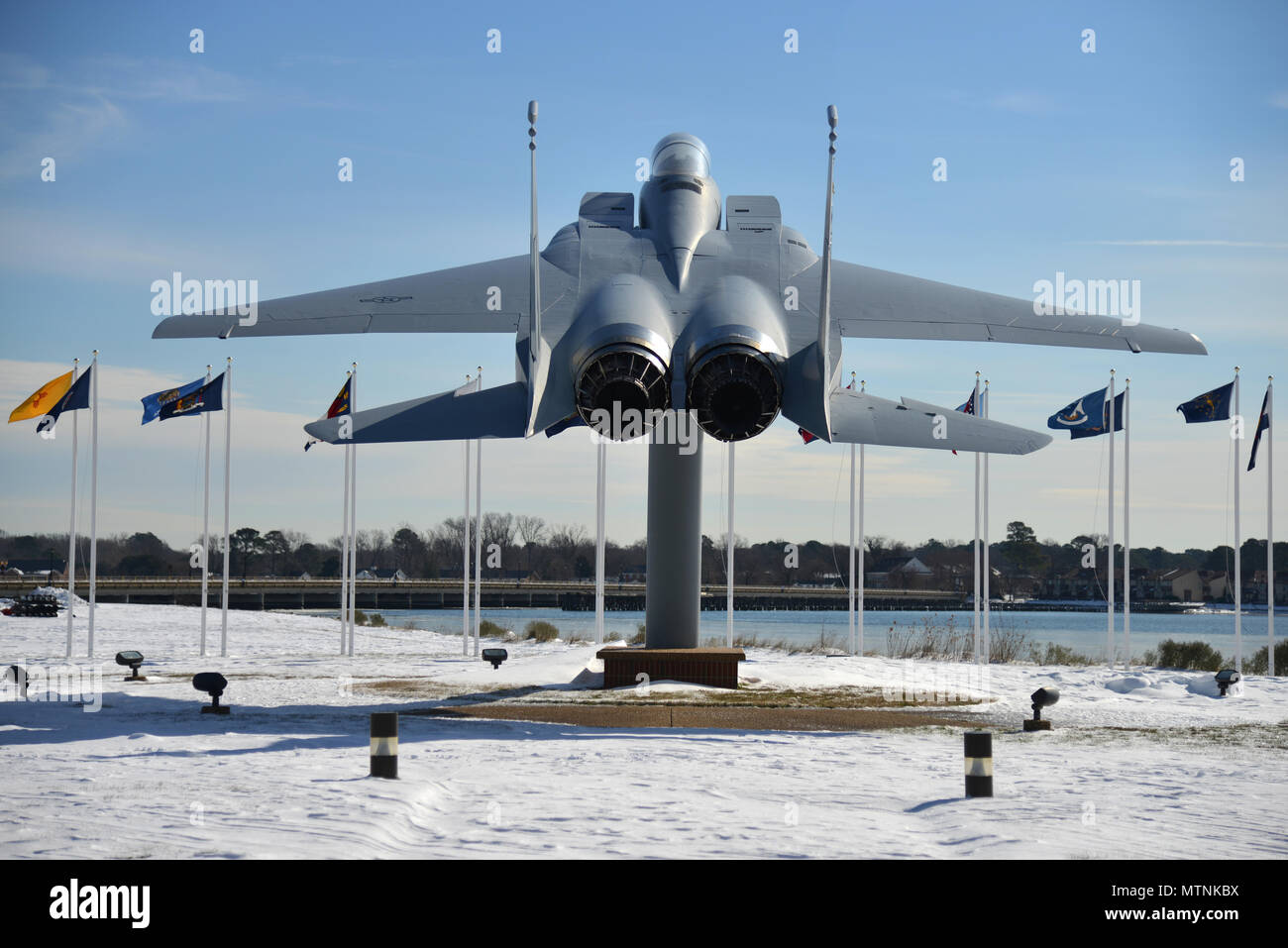 Der Schnee Heritage Park nach dem winter storm Helena bei Joint Base Langley-Eustis, Va., Jan. 10, 2017. Aufgrund der Sturm, JBLE betrieben mit nur Mission wesentlicher Pflichten und Personal 7. Januar - 9. (U.S. Air Force Foto von Airman 1st Class Tristan Biese) Stockfoto