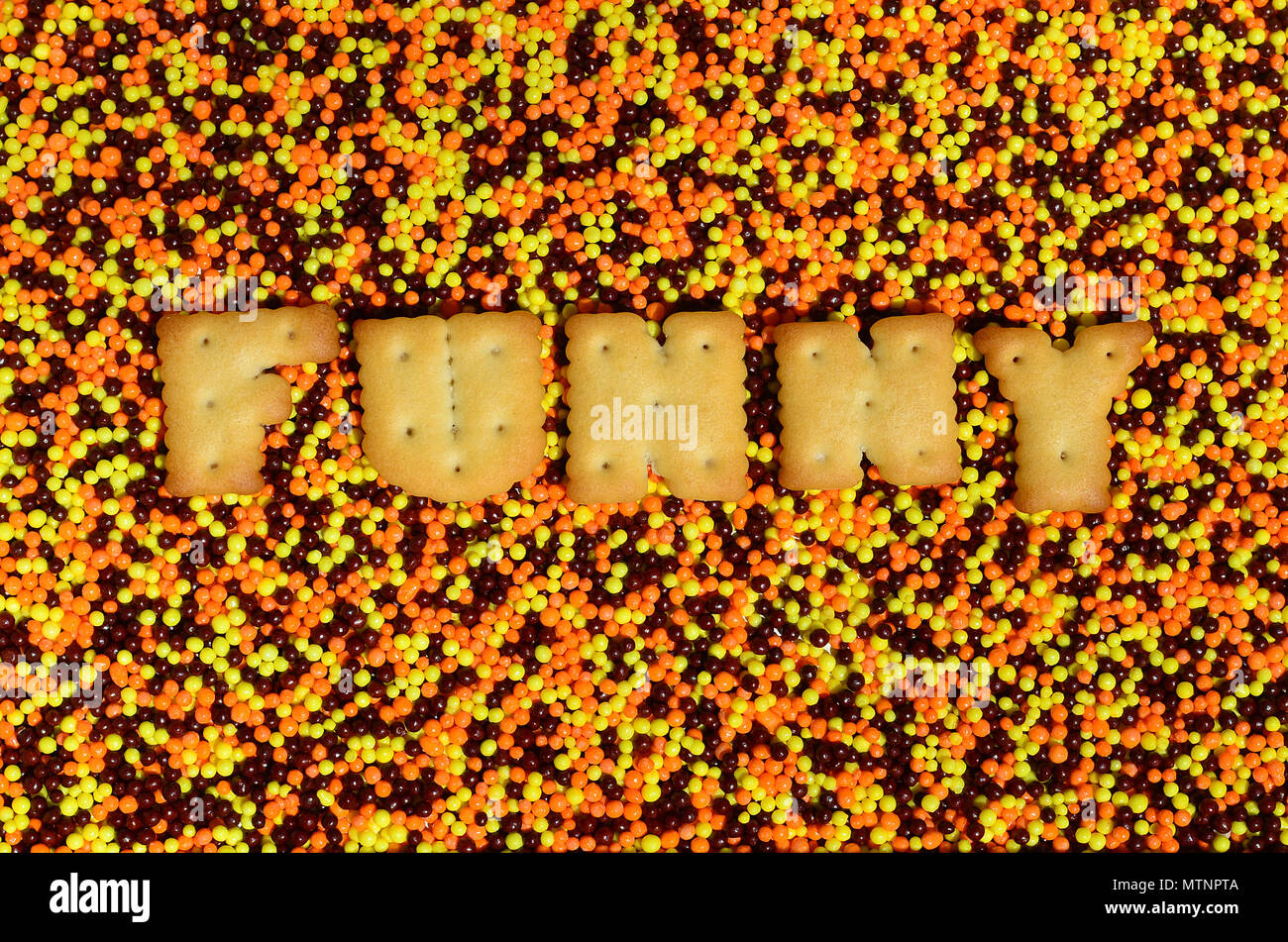 Lustig Das Wort Von Den Essbaren Cracker Buchstaben Liegt Auf Der Verglasten Pulver Eine Grosse Anzahl Von Sussen Bunten Perlen Von Sehr Kleinen Grosse Fur Die Dekoration O Stockfotografie Alamy