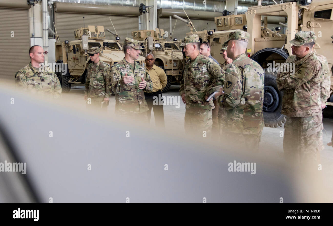 Gen. Daniel Allyn, Stellvertretender Stabschef der Armee, spricht über die Bereitschaft, mit Kol. Aaron Stanek, Kommandant der 401St Army Field Support Brigade, 1 Sustainment Command (Theater), während seiner Tour der Armee vorpositioniert Stocks - Kuwait (APS-5) am 31.01.13, 2017 in Camp Arifjan, Kuwait. Allyn ging durch das neu errichtete Lager sein Verständnis der Einheit und deren Ausrüstung zu verstärken. (U.S. Armee Foto von Sgt. Angela Lorden) Stockfoto