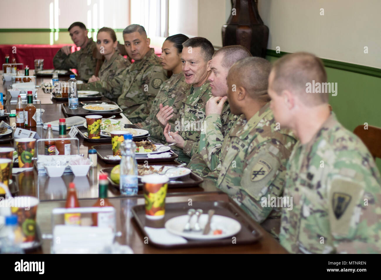 Gen. Daniel Allyn, Stellvertretender Stabschef der Armee, Aktien eine Mahlzeit und Gespräch mit US-Army Central Soldaten zu Camp Arifjan, Kuwait während eines Mittagessens Jan. 13, 2017 bereitgestellt. Allyn und die Soldaten diskutiert die Laufbahnentwicklung, Bereitschaft sowie andere Fragen und Bedenken hinsichtlich der US-Armee. (U.S. Armee Foto von Sgt. Angela Lorden) Stockfoto