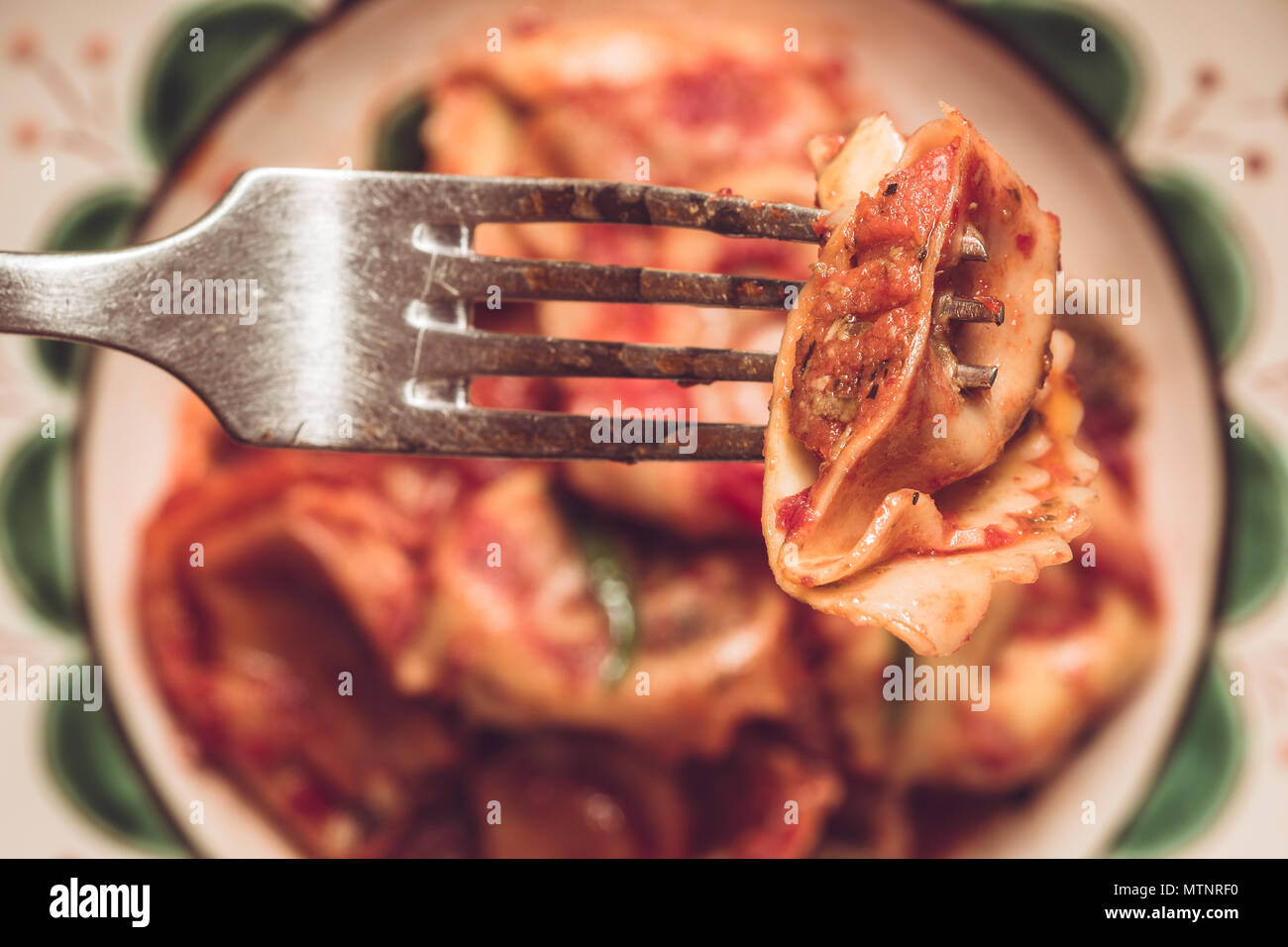 Traditionelle Tortellini Nudeln auf die Gabel Stockfoto