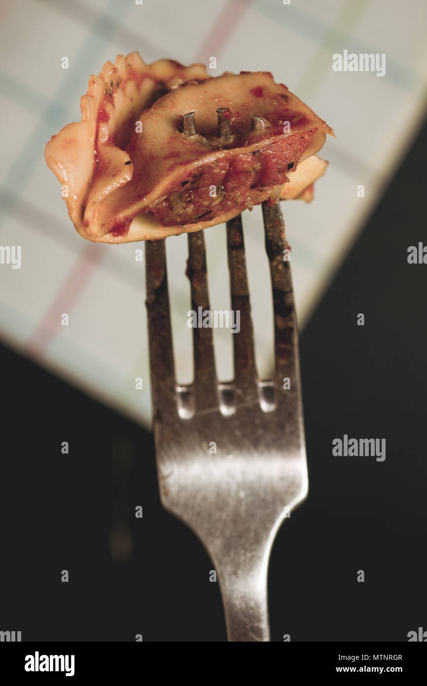 Traditionelle Tortellini Nudeln auf die Gabel Stockfoto