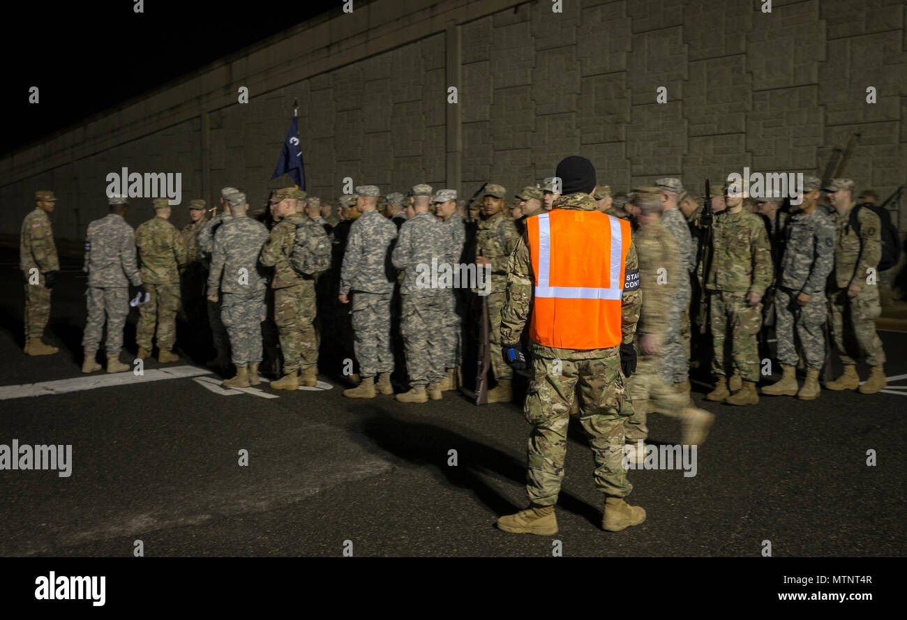 Us-Soldaten bereiten einen Bus zu einem Sammelplatz für die Generalprobe des Eröffnungs-Parade in Washington, D.C., Jan. 15, 2017. Mehr als 5.000 militärischen Mitgliedern aus über alle Niederlassungen der Streitkräfte der Vereinigten Staaten, einschließlich der Reserve und der National Guard Komponenten, sofern zeremoniellen Unterstützung und Verteidigung Unterstützung der zivilen Behörden bei der Eröffnungs-Periode. (DoD Foto von US Marine Corps Lance Cpl. Micha Pierce) Stockfoto