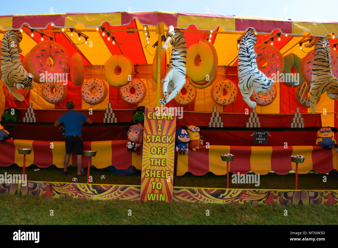 Eine Seite stall Spiel, ähnlich einem Coconut shy, bei der jährlichen Sherborne Castle Country Fair, Sherbourne, Dorset, England. Stockfoto