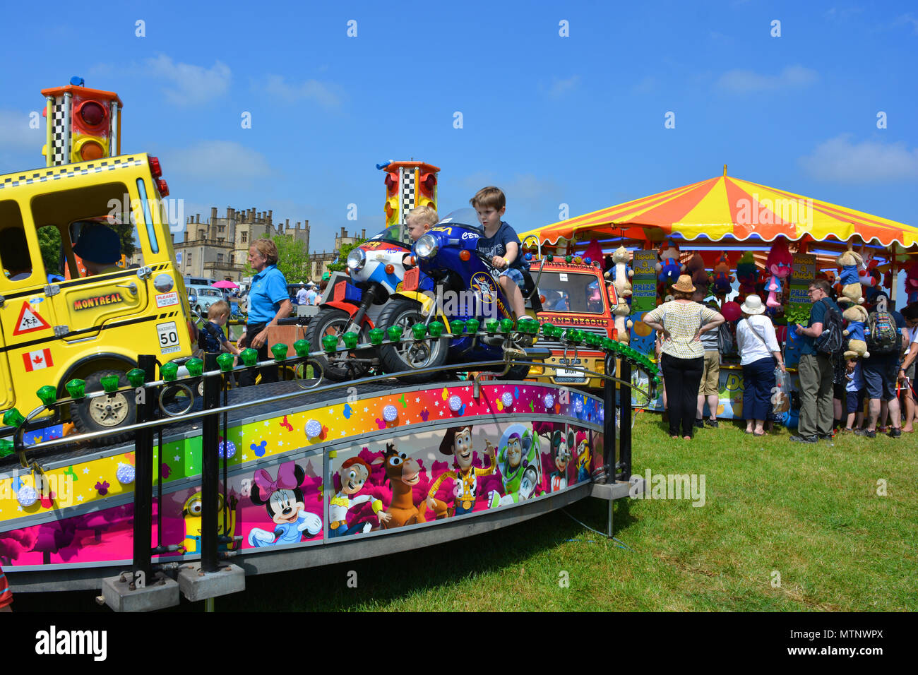 Familien genießen Sie einen Tag an der jährlichen Sherborne Castle Country Fair, Sherbourne, Dorset, England Stockfoto