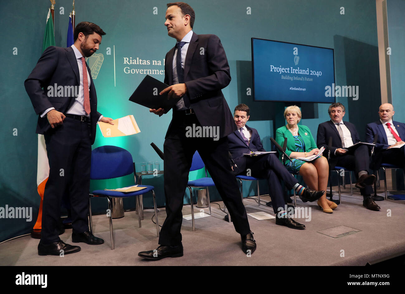 Ein Taoiseach Leo Varadkar (Mitte) und Ministerin für Wohnungswesen Eoghan Murphy (links) bei der Vorstellung des Projekts Irland 2040 Mittel in Regierungsgebäuden, Dublin. Stockfoto