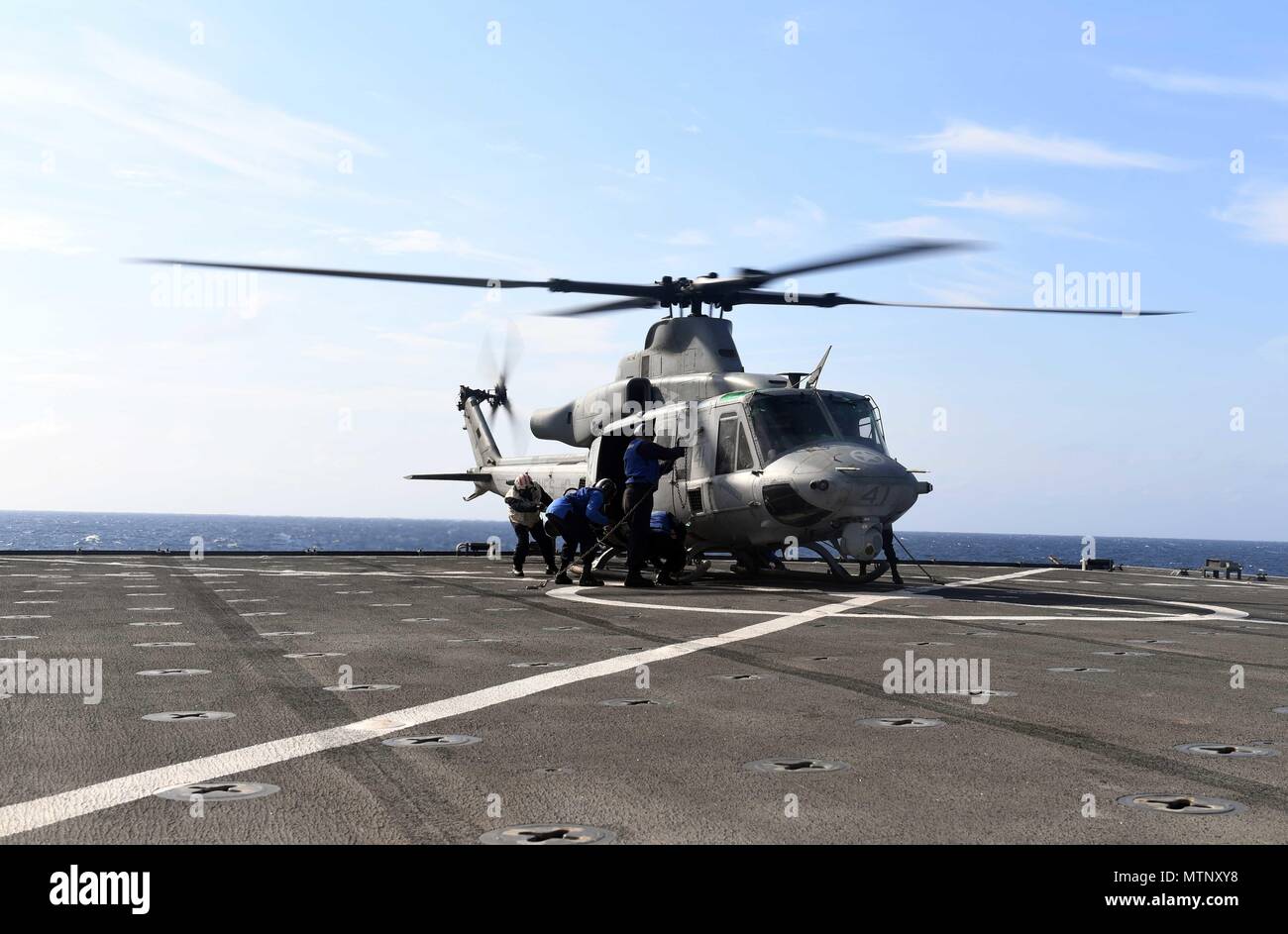 170116-N-ME 988-052 ATLANTIK (Jan. 16, 2017) - Segler eine V-22 Osprey Helikopter in das Flight Deck an Bord der Amphibischen dock Landung Schiff USS Carter Hall (LSD 50) während einer Personal- und Cargo übertragen. Carter Hall ist unterwegs mit den Bataan amphibischen Bereitschaft Gruppe die Teilnahme an Composite Trainingsgerät Übung (COMPTUEX). (U.S. Marine Foto von Mass Communication Specialist 1. Klasse Darren M. Moore/Freigegeben) Stockfoto