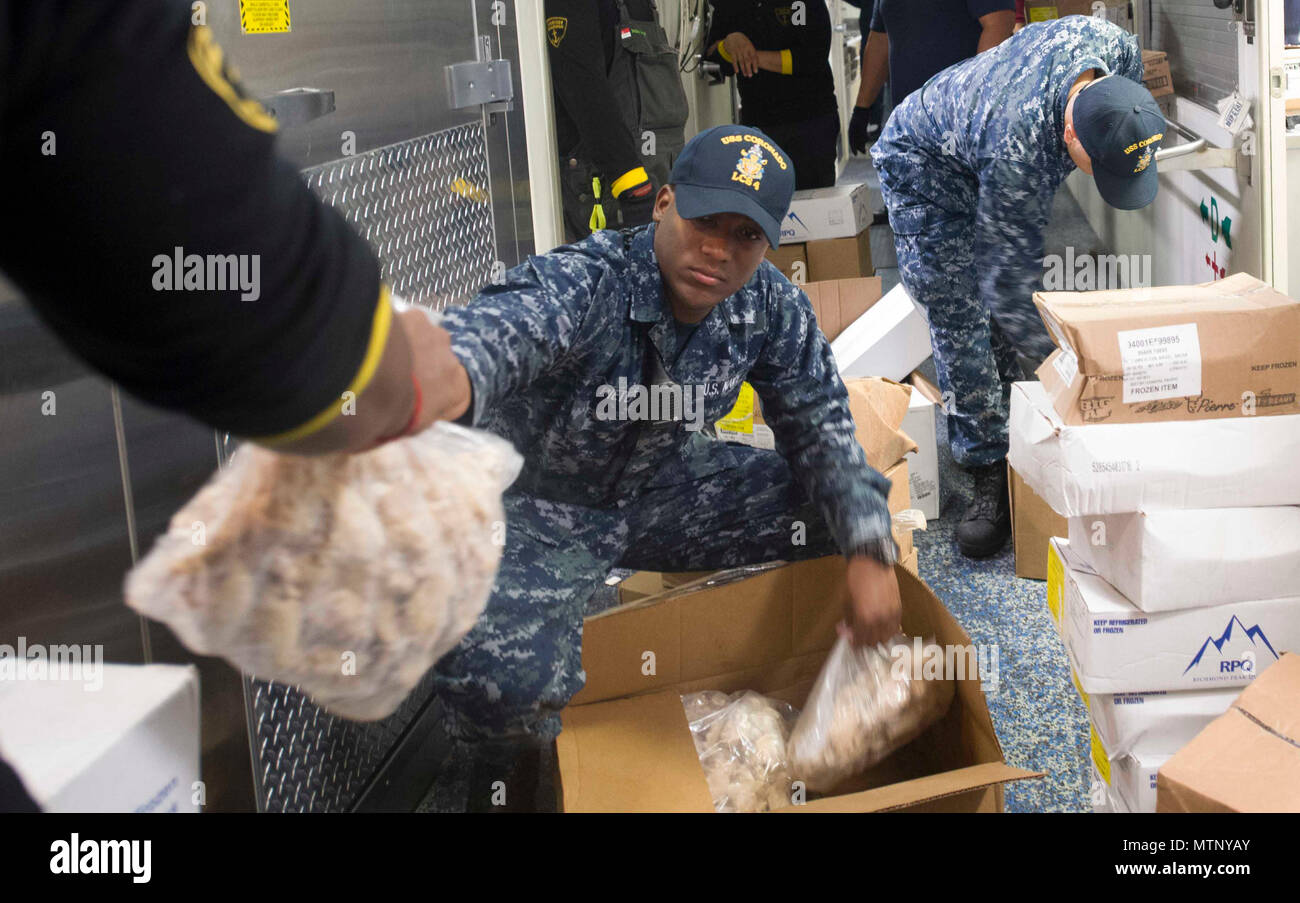 170112-N-WV 703-030 CHANGI NAVAL BASE, Singapur (Jan. 12, 2017) Fachkraft für Lagerlogistik Seaman Colin Pieters, zugeordnet zu den Littoral Combat Ship USS Coronado (LCS 4), unterstützt mit Berücksichtigung der Lebensmittel, die über eine Woche an Bord Coronado dauern wird. Derzeit turnusmäßig zur Unterstuetzung des asiatisch-pazifischen Raum verlagern, Coronado ist ein schnelles und agiles Kriegsschiff maßgeschneidert auf Patrouille in der Region und die Arbeit littorals Hull - Hull mit Partner Seestreitkräfte, die siebte Flotte mit der flexiblen Möglichkeiten es heute und in Zukunft braucht. (U.S. Marine Foto von Mass Communication Specialist 2. Klasse Amy M. R Stockfoto
