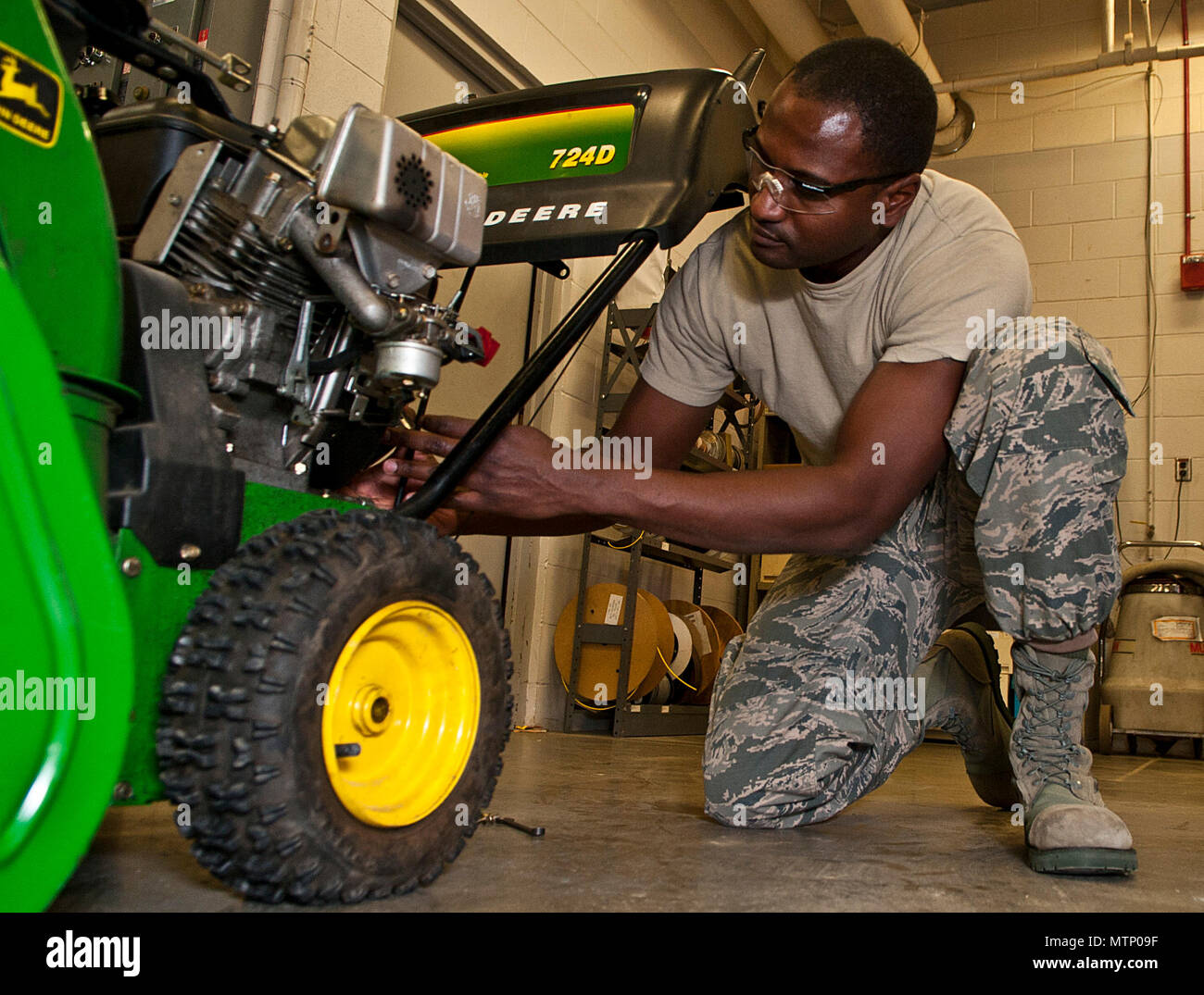 Staff Sgt. Mario Fortenberry, 5. die Instandhaltung Flug circuit card Reparaturtechniker, ersetzt eine Schneekanone Reißleine am Minot Air Force Base, N.D., Jan. 10, 2017. Die AFREP ist für das Verhindern der Luftwaffe von Geld zu beheben, zunächst über Reparatur hinaus als verantwortlich. (U.S. Air Force Foto/Airman 1st Class Jonathan McElderry) Stockfoto