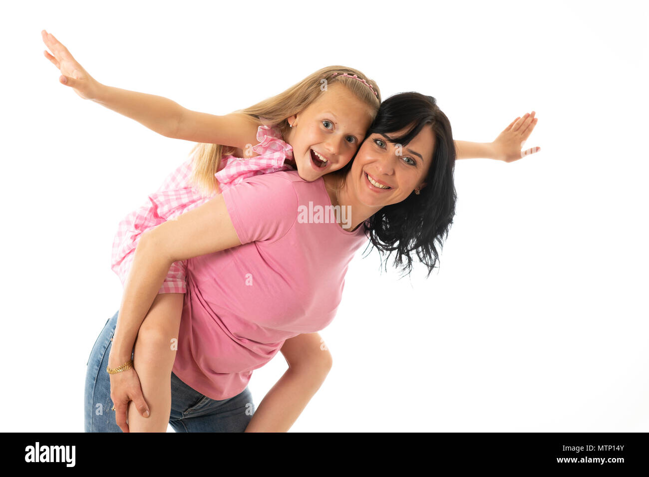 Portrait eines glücklichen Mutter und niedliche blonde Mädchen umarmt und fröhlich in die Kamera im Studio auf weißem Hintergrund. Glückliche Familie und gute Stockfoto