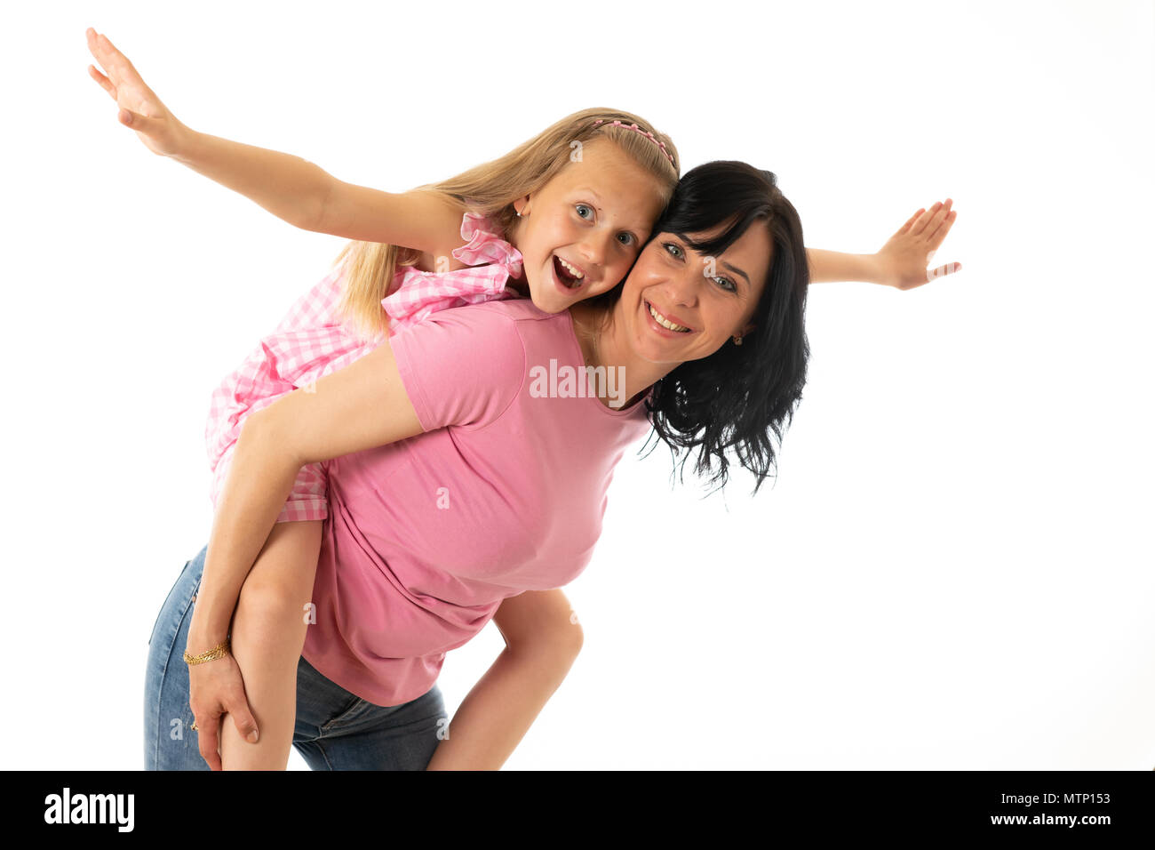 Portrait eines glücklichen Mutter und niedliche blonde Mädchen umarmt und fröhlich in die Kamera im Studio auf weißem Hintergrund. Glückliche Familie und gute Stockfoto