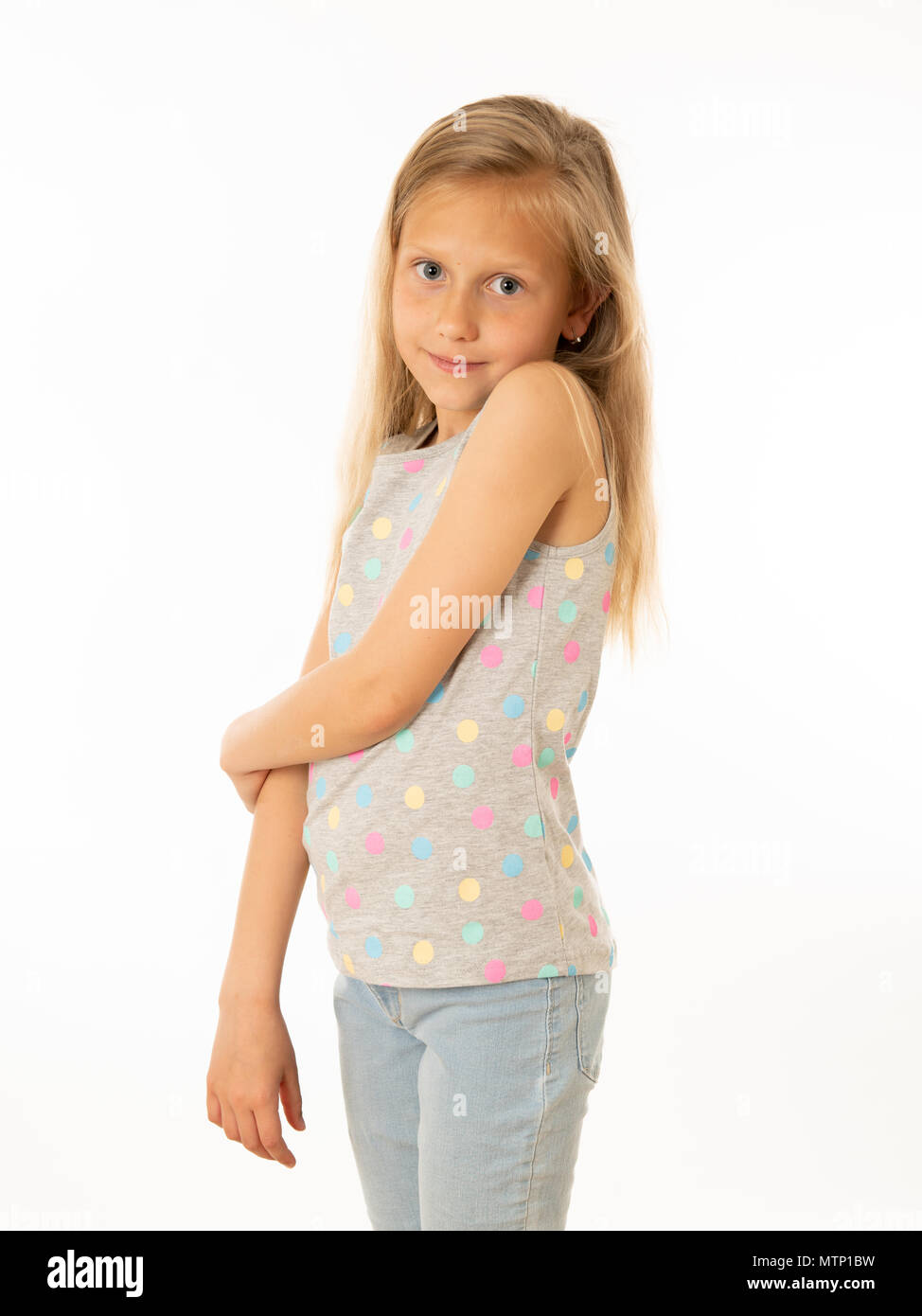 Close up Portrait von eine nette junge schüchterne Mädchen suchen schüchtern in die Kamera auf einem weißen Hintergrund. In Mimik foto Konzept Stockfoto