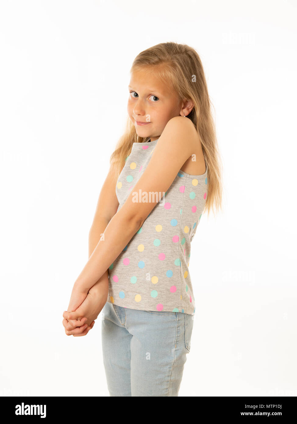 Close up Portrait von eine nette junge schüchterne Mädchen suchen schüchtern in die Kamera auf einem weißen Hintergrund. In Mimik foto Konzept Stockfoto