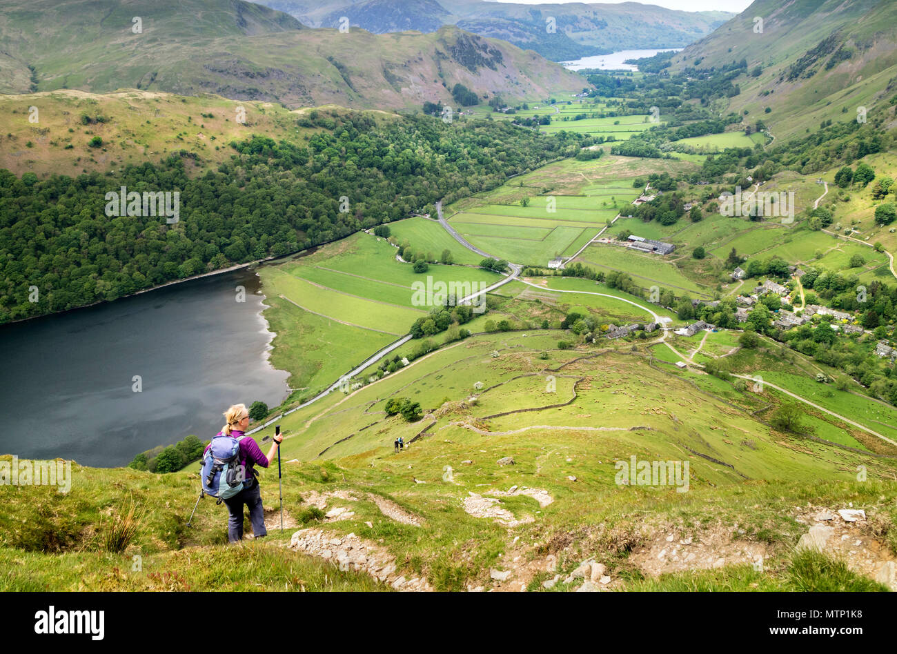 Walker und die Aussicht entlang Patterdale in Richtung Ullswater von hartsop Dodd, Lake District, Cumbria, UK. Stockfoto