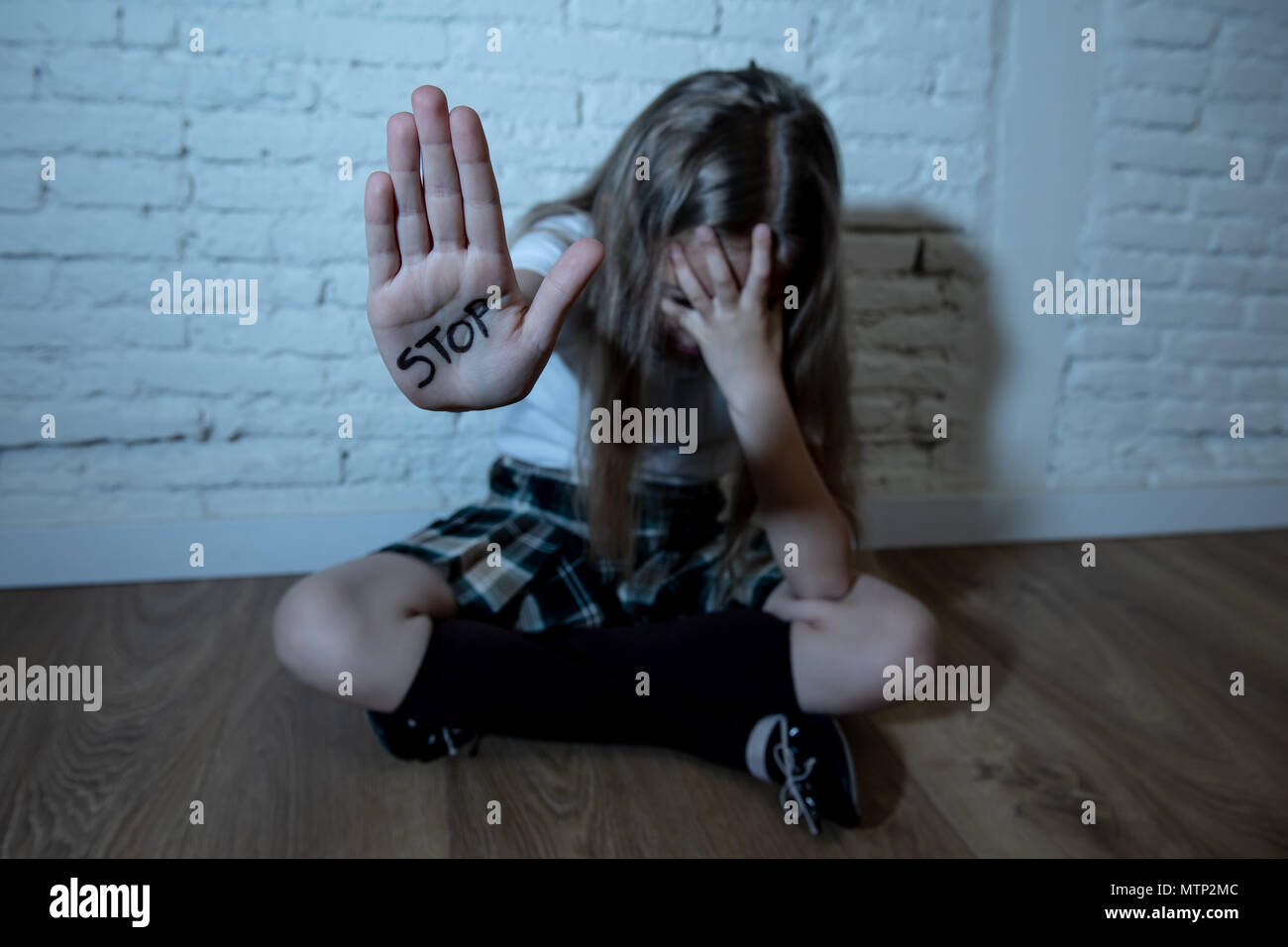 Junge niedlich Angst kleines Schulmädchen, die den Text halt in ihrer Hand geschrieben. Kinder missbraucht und in der Schule Konzept und die Rechte von Kindern schikaniert. Dram Stockfoto