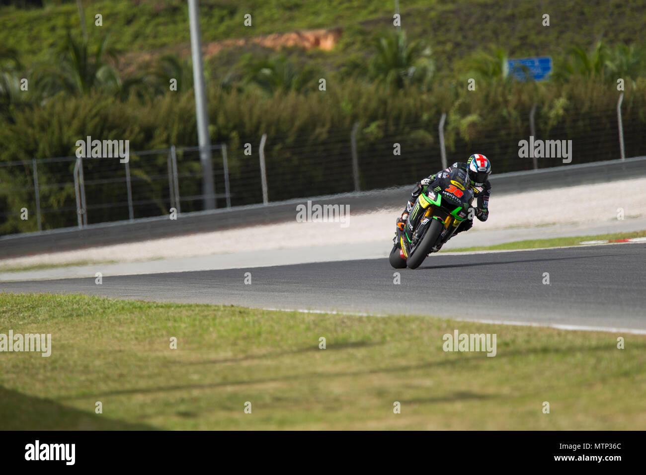 Britische Fahrer Bradley Smith auf seinem Tech 3 Yamaha M1 Factory Bike auf der offiziellen MotoGP winter Test in Sepang in Malaysia. Stockfoto
