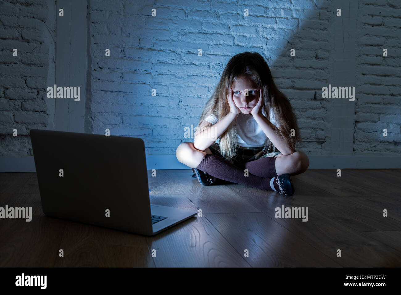 Erschrocken Trauriges Mädchen gemobbt auf Linie mit Laptop leiden Mobbing und Belästigung Verzweiflung und eingeschüchtert. Kind Opfer von Mobbing Stalker Stockfoto
