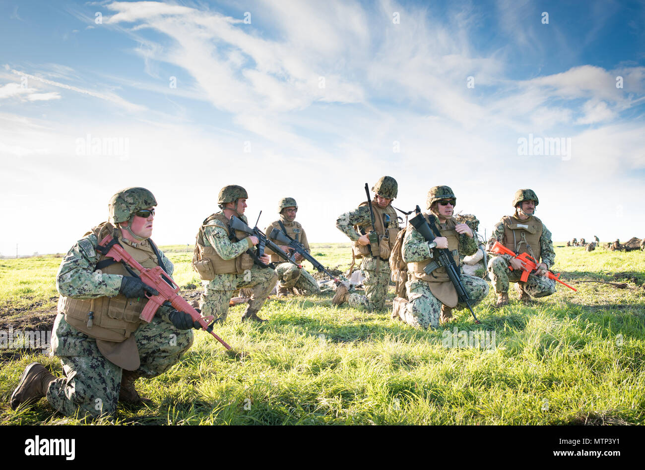 CAMP Pendleton, Calif (Jan. 24, 2017) - Matrosen zu Amphibischen Bau Bataillon 1 Vorbereitung auf eine Patrouille bei Feld Training Übung (Ftx) 2017 zu gehen. FTX 2017 ist ein Szenario-basierte Übung entwickelt, Zug das Bataillon in Seabee bekämpfen Kriegsführung und zu testen. (U.S. Marine Foto von Mass Communication Specialist 2. Klasse Eric Chan/Freigegeben) Stockfoto