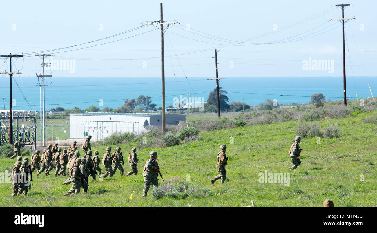 CAMP Pendleton, Calif (Jan. 26, 2017) - seabees zu Amphibischen Bau Bataillon 1 Alfa Unternehmen verstärken ihre defensive Linien während der Bereich Training (Ftx) 2017. FTX 2017 ist ein Szenario-basierte Übung entwickelt, Zug das Bataillon in Seabee bekämpfen Kriegsführung und zu testen. (U.S. Marine Foto von Mass Communication Specialist 2. Klasse Eric Chan/Freigegeben) Stockfoto