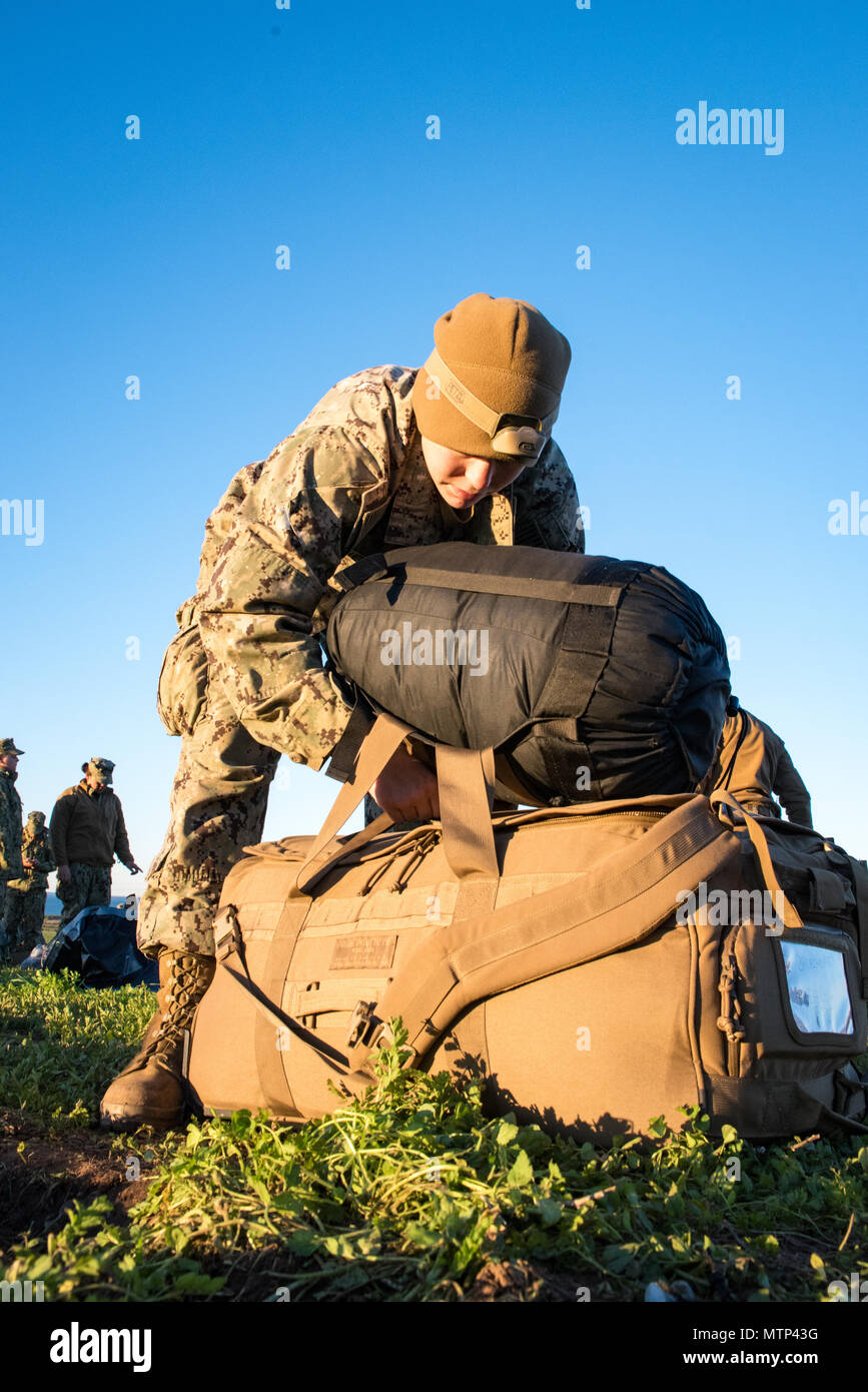 CAMP Pendleton, Calif (Jan. 27, 2017) - Equipment Operator 2. Klasse Jacquelyn Bruechert, Amphibischen Bau Bataillon 1 angeschlossen ist, packt Ihr Gang nach Abschluss Bereich Training (Ftx) 2017. FTX 2017 ist ein Szenario-basierte Übung entwickelt, Zug das Bataillon in Seabee bekämpfen Kriegsführung und zu testen. (U.S. Marine Foto von Mass Communication Specialist 2. Klasse Eric Chan/Freigegeben) Stockfoto